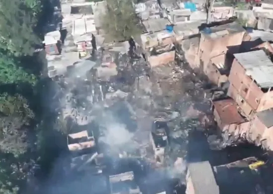 Imagem ilustrativa da imagem Incêndio destrói 150 casas em comunidade na zona sul de São Paulo