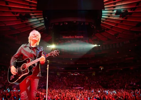 Imagem ilustrativa da imagem Jon Bon Jovi interrompe show e pede desculpas aos fãs em Nova York