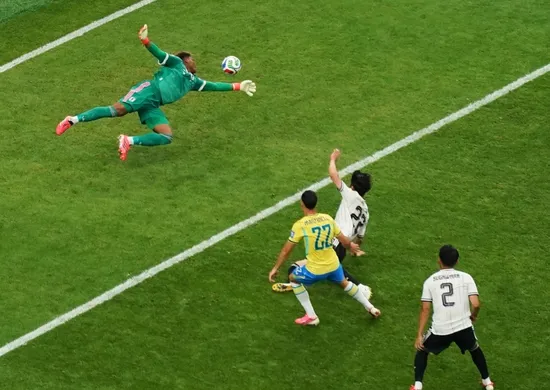 Imagem ilustrativa da imagem Jornais 'cornetam' Brasil após virada contra o Japão na Copa: 'Foi graças à camisa'
