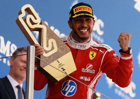 Imagem ilustrativa da imagem Lewis Hamilton faz tática agressiva e vence pela primeira vez com a Ferrari