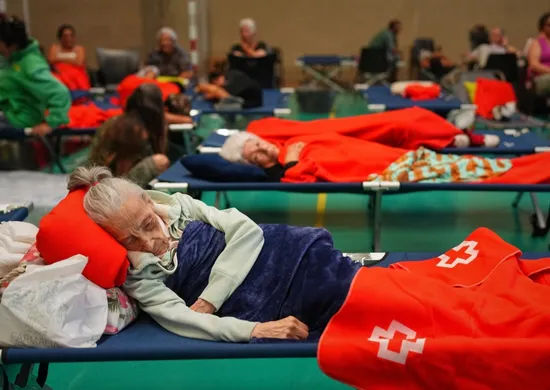 Imagem ilustrativa da imagem Mais de 200 mil pessoas são evacuados por incêndios florestais na França e Espanha