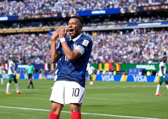 Imagem ilustrativa da imagem Mbappé destrava jogo duro, passa Pelé e comanda vitória da França sobre Senegal