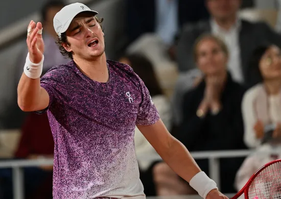 Imagem ilustrativa da imagem Mensik elimina Fonseca nas quartas de Roland Garros após batalha no terceiro set