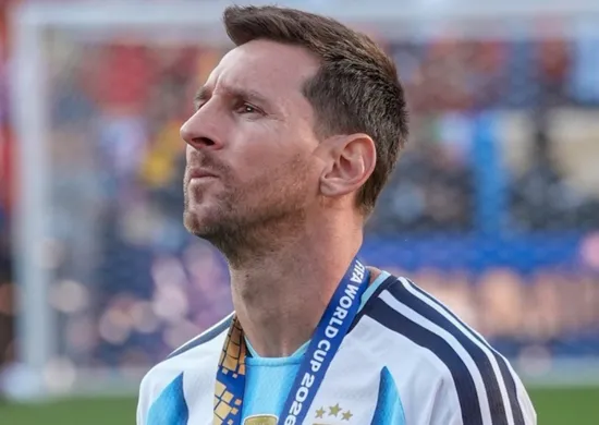 Imagem ilustrativa da imagem Messi lamenta após vice da Argentina e diz que 'vai demorar para a ferida fechar'
