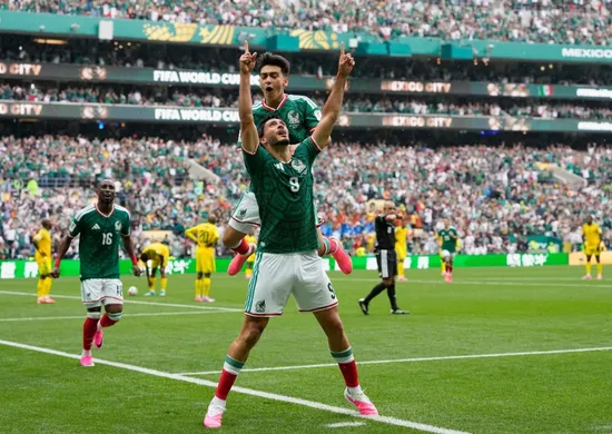 Imagem ilustrativa da imagem México bate África do Sul e encerra tabu com festa e chuva de vermelhos na Copa