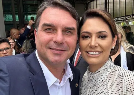 Imagem ilustrativa da imagem Michelle critica Flávio Bolsonaro e diz que foi maltratada