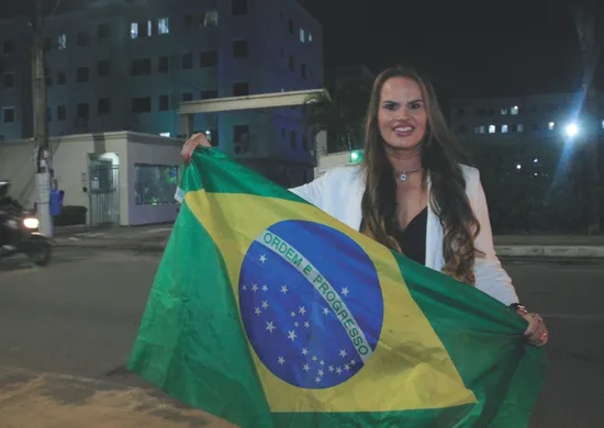 Imagem ilustrativa da imagem Moradores de condomínio no ES multados por colocar bandeira do Brasil na janela