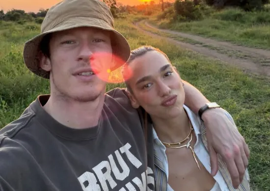 Imagem ilustrativa da imagem Moradores protestam contra casamento de Dua Lipa na Itália