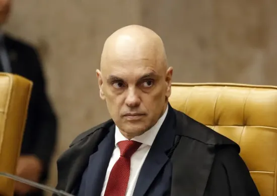 Imagem ilustrativa da imagem Moraes suspende visitas de Flávio a Bolsonaro na prisão domiciliar