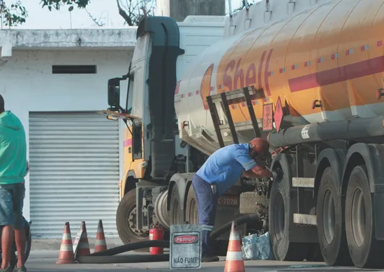 Imagem ilustrativa da imagem Motoristas que transportam combustíveis anunciam greve, mas sindicato tranquiliza