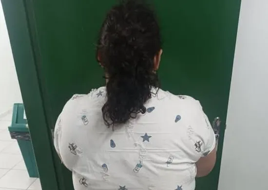 Imagem ilustrativa da imagem Mulher de 37 anos é presa após fingir ter 12 e enganar família em SC