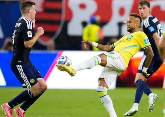 Imagem ilustrativa da imagem Neymar se emociona com filhos após estrear em sua quarta Copa