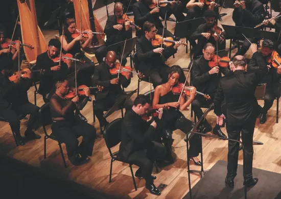 Imagem ilustrativa da imagem Noite clássica com piano e orquestra no Teatro Sesc Glória