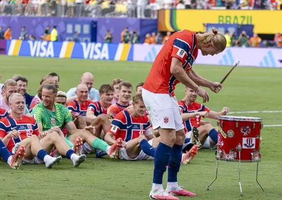 Imagem ilustrativa da imagem Noruegueses remam, triunfam e deixam Brasil na praia na Copa do Mundo