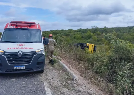 Imagem ilustrativa da imagem Ônibus com romeiros tomba no Ceará e provoca morte de duas pessoas