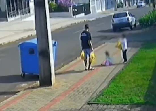Imagem ilustrativa da imagem Pai preso após chutar filha de 3 anos diz à polícia que 'perdeu a cabeça'