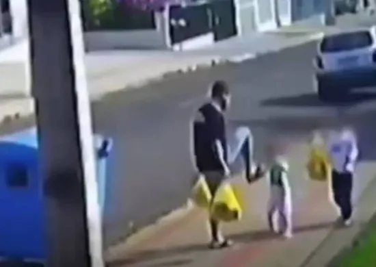 Imagem ilustrativa da imagem Polícia prende pai flagrado chutando filha de três anos no PR