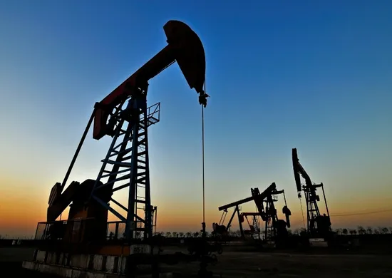 Imagem ilustrativa da imagem Preço do petróleo sobe 2% com volta de ataques entre EUA e Irã