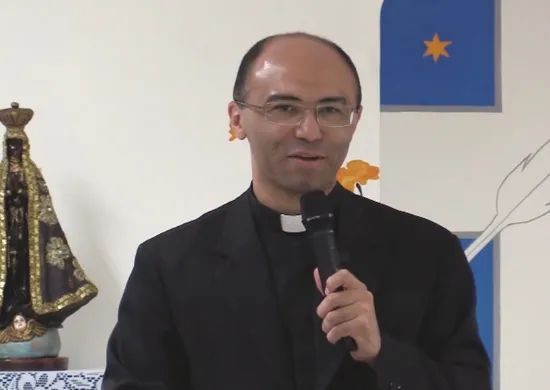 Imagem ilustrativa da imagem Quem é o padre brasileiro que desafia Vaticano e se rebelou após excomunhão