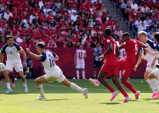 Imagem ilustrativa da imagem Reserva salva, Canadá busca empate com a Bósnia e Herzegovina e pontua pela 1ª vez