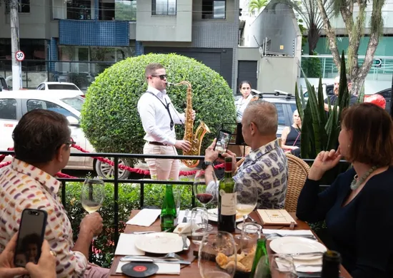 Imagem ilustrativa da imagem Restaurante celebra cultura da França com música, dança e almoço em Vitória