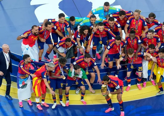 Imagem ilustrativa da imagem Saiba por que pódio da Espanha teve outras bandeiras além da vermelha e amarela