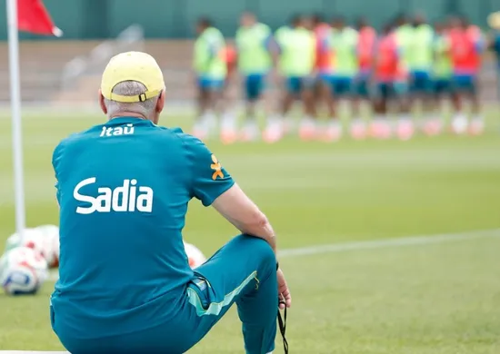Imagem ilustrativa da imagem Seleção encerra preparação para estreia com último treino em Nova Jersey