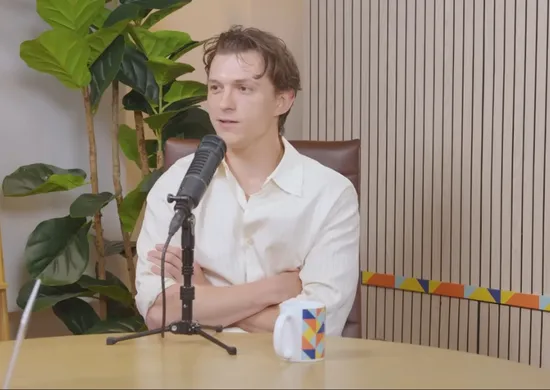 Imagem ilustrativa da imagem Tom Holland sobre luta contra alcoolismo