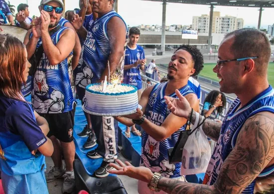 Imagem ilustrativa da imagem Torcedora mirim alvianil comemora aniversário com vitória no clássico