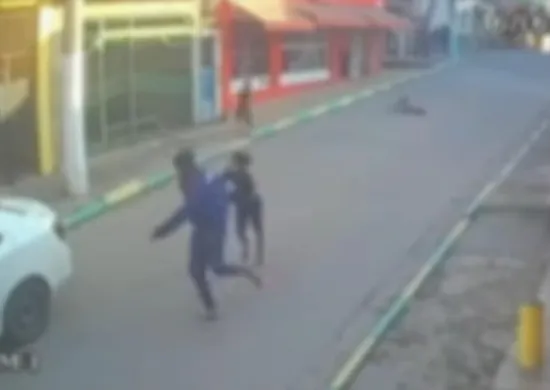 Imagem ilustrativa da imagem VÍDEO | Homem desce de táxi e tenta sequestrar criança no meio da rua em SP