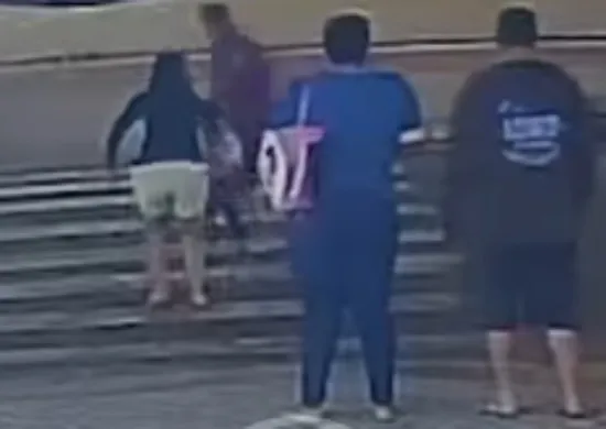 Imagem ilustrativa da imagem VÍDEO | Idoso e neta são atropelados por moto em Guarapari