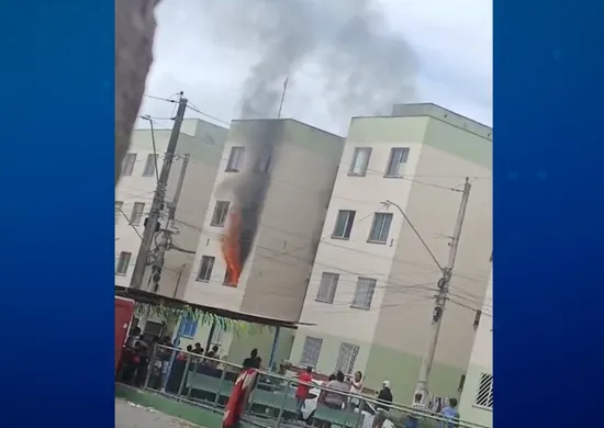 Imagem ilustrativa da imagem VÍDEO I Incêndio atinge apartamento em residencial na Serra