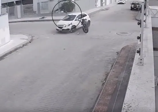Imagem ilustrativa da imagem VÍDEO: Motociclista é arremessado no ar após colidir com carro em cruzamento no ES
