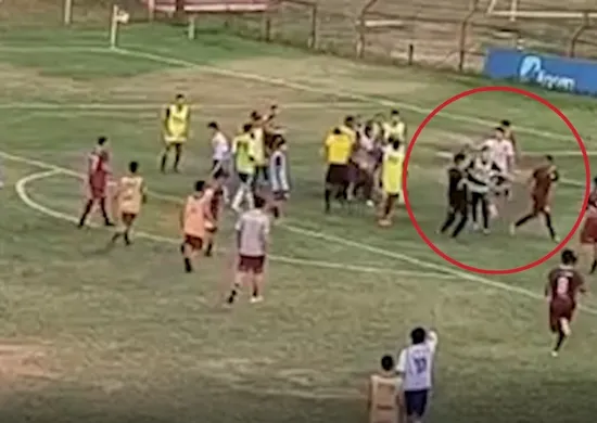 Imagem ilustrativa da imagem VÍDEO: jogador sub-17 desmaia após ser agredido durante partida de futebol no ES