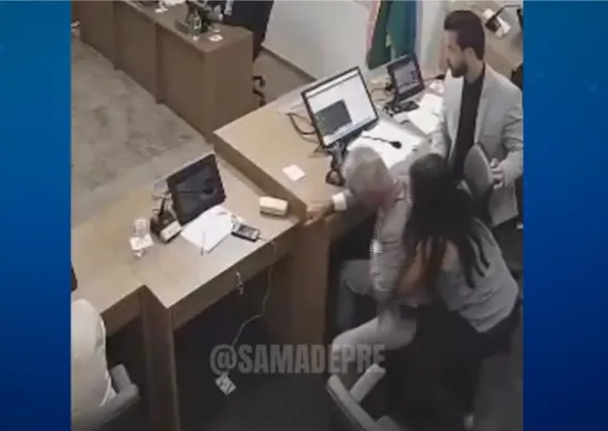 Imagem ilustrativa da imagem Vereador engasga com bala e é 'salvo´ por colega em São Mateus