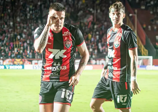 Imagem ilustrativa da imagem Vitória aproveita falha do Vasco, vence e estraga estreia de português