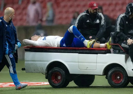 Imagem ilustrativa da imagem Zagueiro do Inter se manifesta após causar fratura em Gabriel Pec, do Cruzeiro