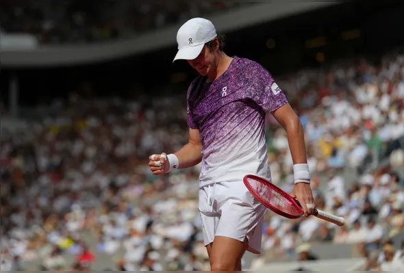 Imagem ilustrativa da imagem Após quase 5 horas de jogo, João Fonseca conquista vitória histórica sobre Djokovic
