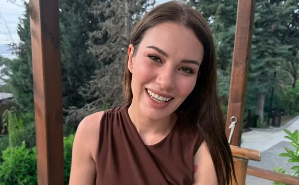 Imagem ilustrativa da imagem Atriz turca Ece Irtem morreu por intoxicação por álcool etílico, aponta laudo