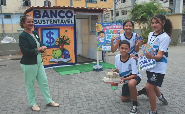 Imagem ilustrativa da imagem Banco com cartões, moeda própria e até caixa eletrônico: finanças na sala de aula