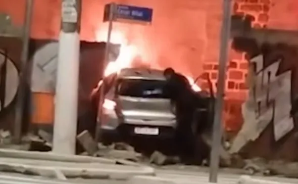 Imagem ilustrativa da imagem Carro pega fogo após colidir em muro durante perseguição em Vitória