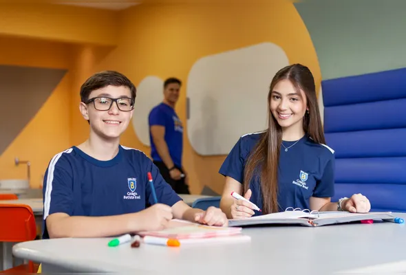 Alunos do Colégio Batista em atividade em sala de aula; a instituição adota acompanhamento próximo como parte da proposta de formação integral.