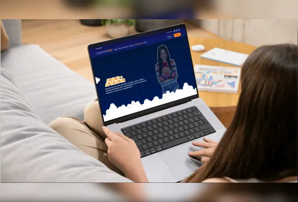 Pessoa acessa a plataforma Jogar + Aprender, da CapacitaCoop, que reúne jogos, cursos e materiais gratuitos sobre cooperativismo para crianças e jovens.