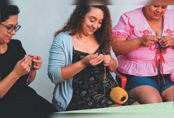 Mulheres participantes do “Entrelaçadas” crochetando durante oficina