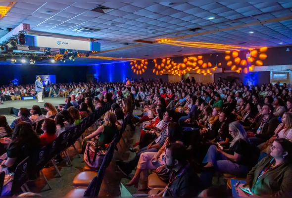 Plateia lotada durante edição anterior do Congresso Educacional promovido pelo Sinepe/ES, evento que mobiliza
educadores de todo o Espírito Santo.