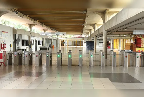 A companhia orientou os passageiros a buscarem transportes alternativos enquanto os trabalhos continuam.
