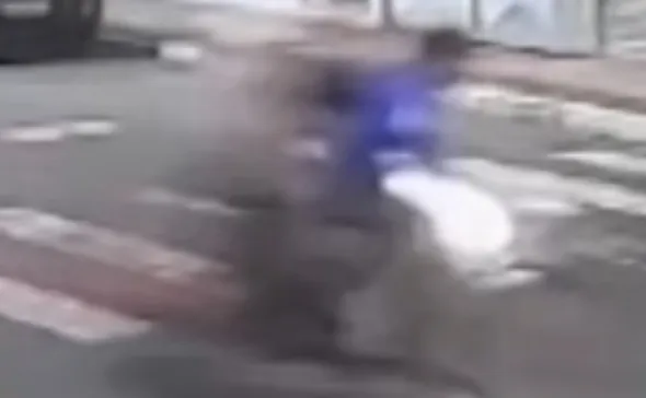 Imagem ilustrativa da imagem VÍDEO | Ciclista morre após ser atropelado por motocicleta no Centro de Vila Velha