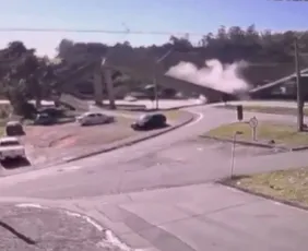 Imagem ilustrativa da imagem Passarela desaba após ser atingida por caminhão e deixa 2 mortos em SP