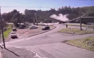 Imagem ilustrativa da imagem Passarela desaba após ser atingida por caminhão e deixa 2 mortos em SP