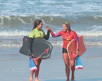 Imagem ilustrativa da imagem Disputa pelo título mundial de bodyboarding vai das Maldivas à Serra